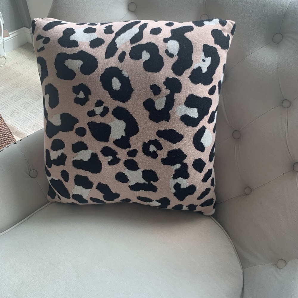 Shiraleah Animal print throw pillow 20x20 - Picture 4 of 4
